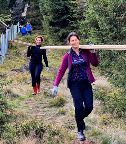 Umweltprojekt baut Dämme und Zusammenhalt auf